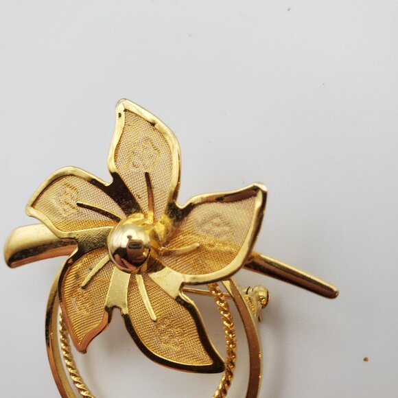 Gorgeous Gold Wreath Flower Pin Brooch Detailed Mesh Petals | Holiday Jewellery - Picture 5 of 5